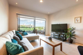 Modern Condo Wifi 200mb, 2 Gyms, 6pools, Balcony